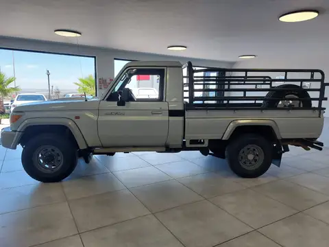 Toyota Land Cruiser 79 damaged bumper