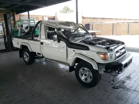 Toyota Land Cruiser 79 damaged 